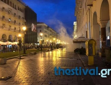 Θεσσαλονίκη: Διαδηλωτές για τη Μακεδονία συγκρούστηκαν με δυνάμεις των ΜΑΤ στην Πλατεία Αριστοτέλους (βίντεο)